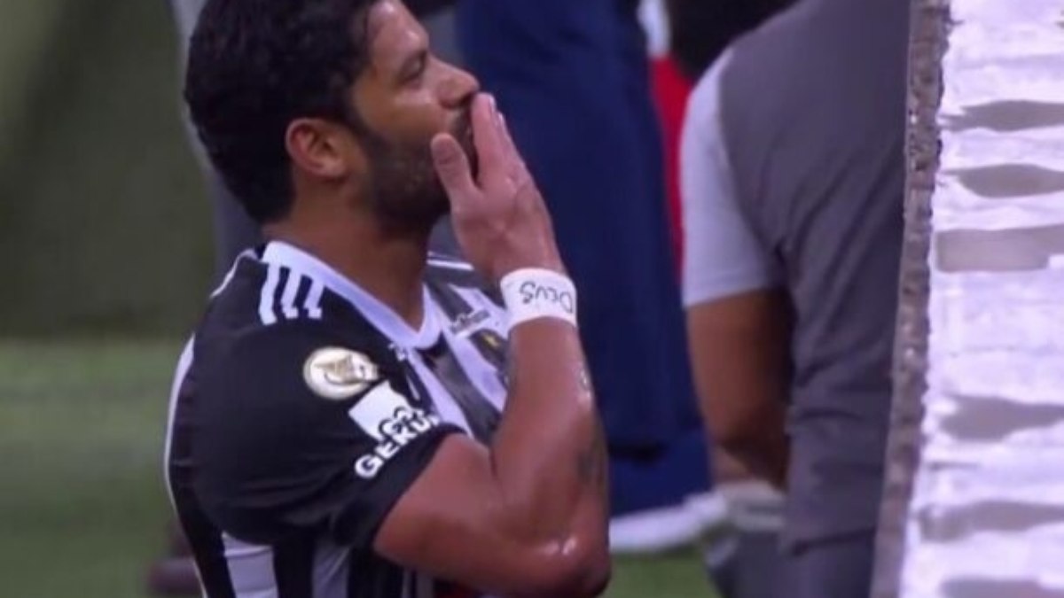 Hulk reage aos xingamentos dos torcedores do Flamengo e manda beijinhos Hulk reage aos xingamentos dos torcedores do Flamengo e manda beijinhos