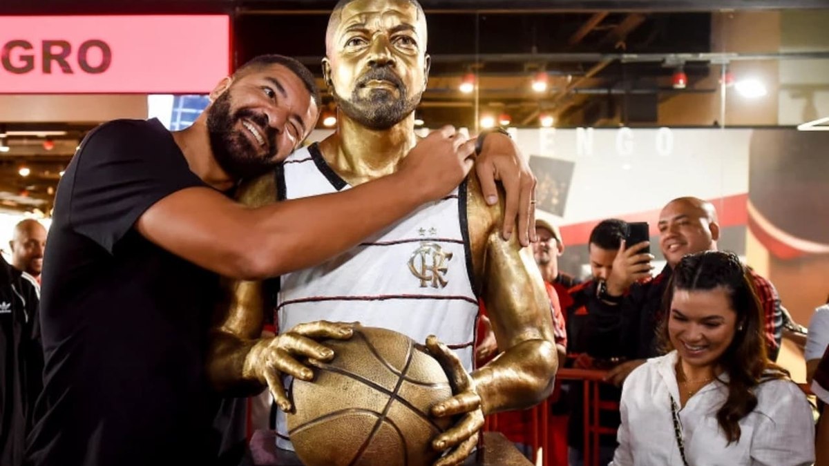 Flamengo homenageia ídolo do basquete com um busto Flamengo homenageia ídolo do basquete com um busto