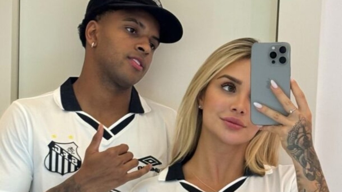 Bruna e Rodrygo aparecem com camisa especial do Santos em nova publicação Bruna e Rodrygo aparecem com camisa especial do Santos em nova publicação