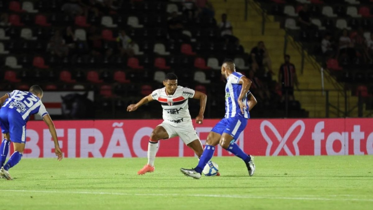 De virada, Avaí vence Botafogo-SP pela Série B De virada, Avaí vence Botafogo-SP pela Série B