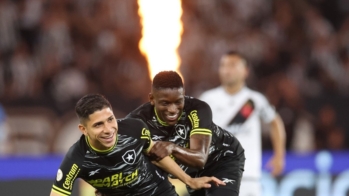 Botafogo vence o Vasco no Nilton Santos e dispara na liderança do Brasileirão Botafogo vence o Vasco no Nilton Santos e dispara na liderança do Brasileirão