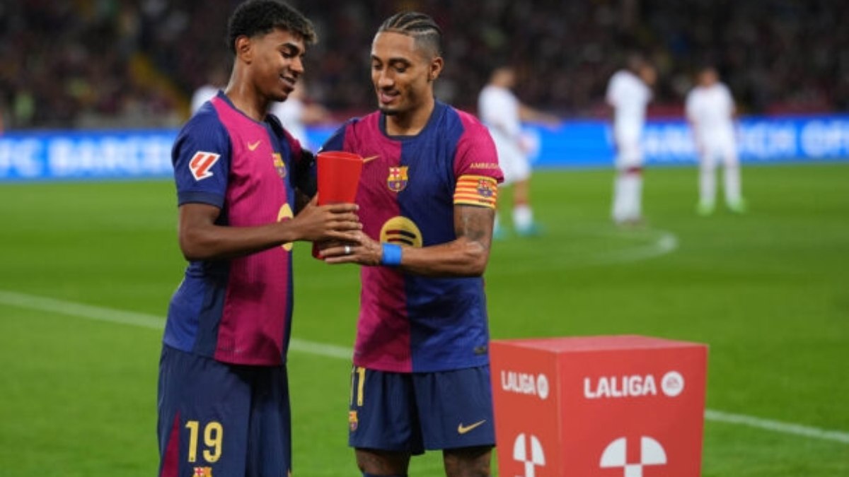 Raphinha presenteia Lamine Yamal com celular de ouro de 10 mil euros Raphinha presenteia Lamine Yamal com celular de ouro de 10 mil euros