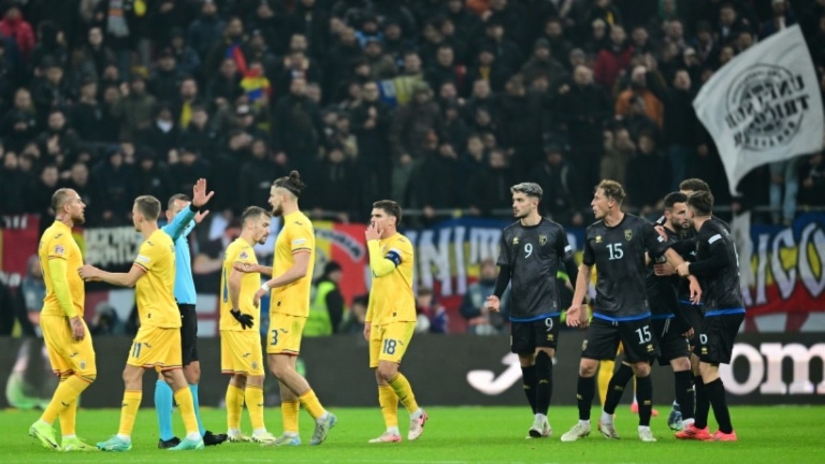 Jogo entre Romênia e Kosovo é suspenso por cânticos de torcedores Jogo entre Romênia e Kosovo é suspenso por cânticos de torcedores