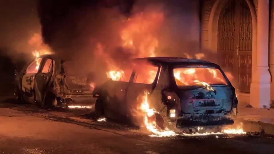 Colonos israelenses incendeiam carros nos arredores de Ramallah, dizem moradores Colonos israelenses incendeiam carros nos arredores de Ramallah, dizem moradores