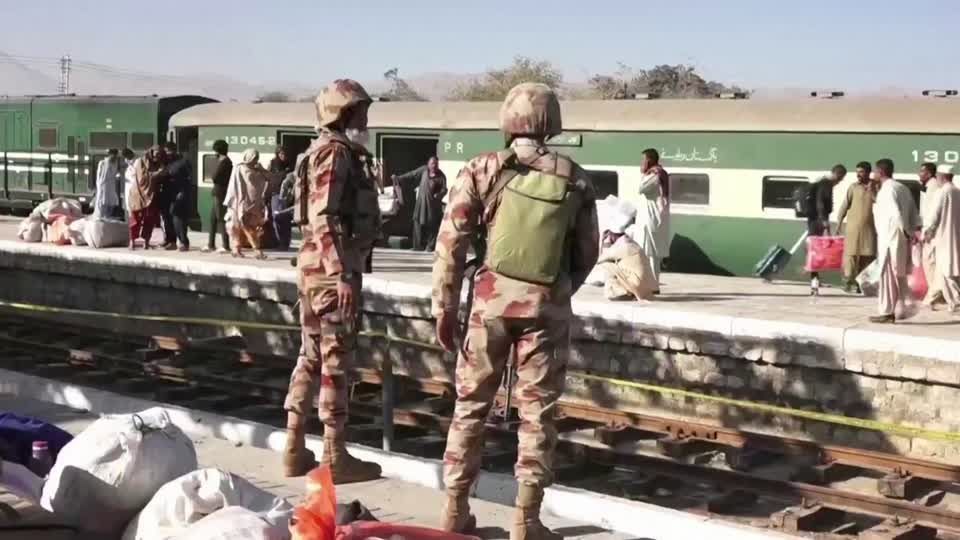 Explosão em estação de trem no Paquistão deixa pelo menos 27 mortos, diz polícia Explosão em estação de trem no Paquistão deixa pelo menos 27 mortos, diz polícia