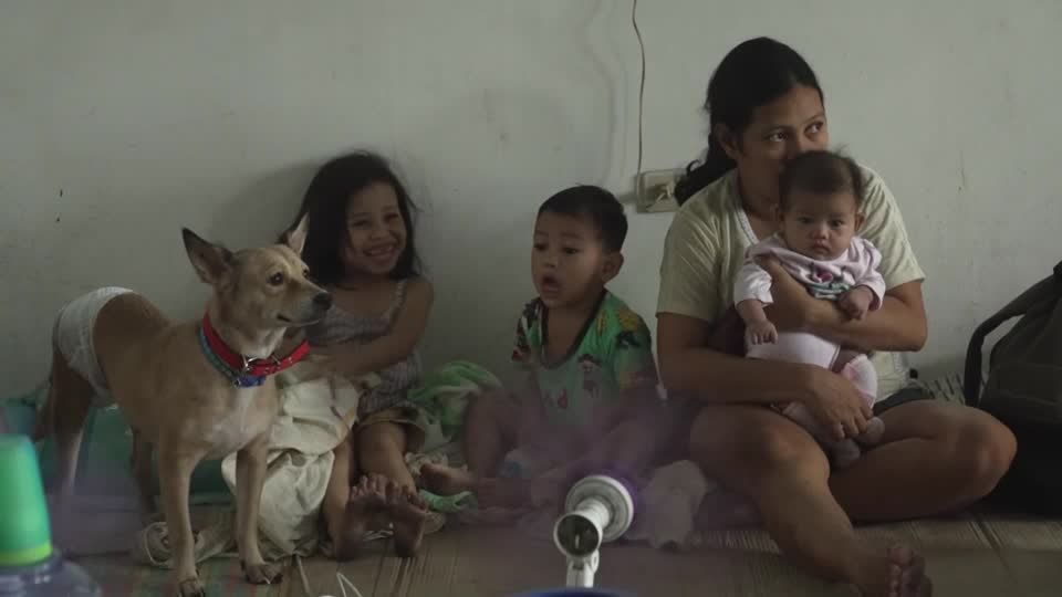 Filipinas: Meio milhão de pessoas buscam refúgio enquanto o supertufão Man-Yi atinge o país Filipinas: Meio milhão de pessoas buscam refúgio enquanto o supertufão Man-Yi atinge o país