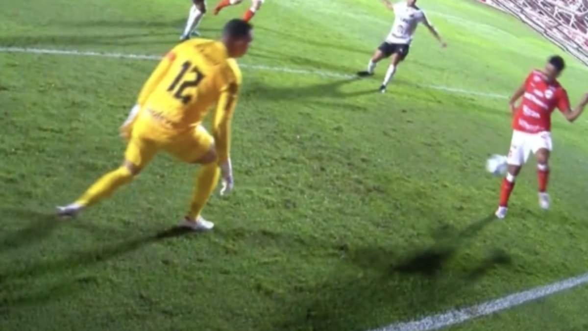 Jogador do Vila Nova salva um gol para o rival. Veja a imagem Jogador do Vila Nova salva um gol para o rival. Veja a imagem