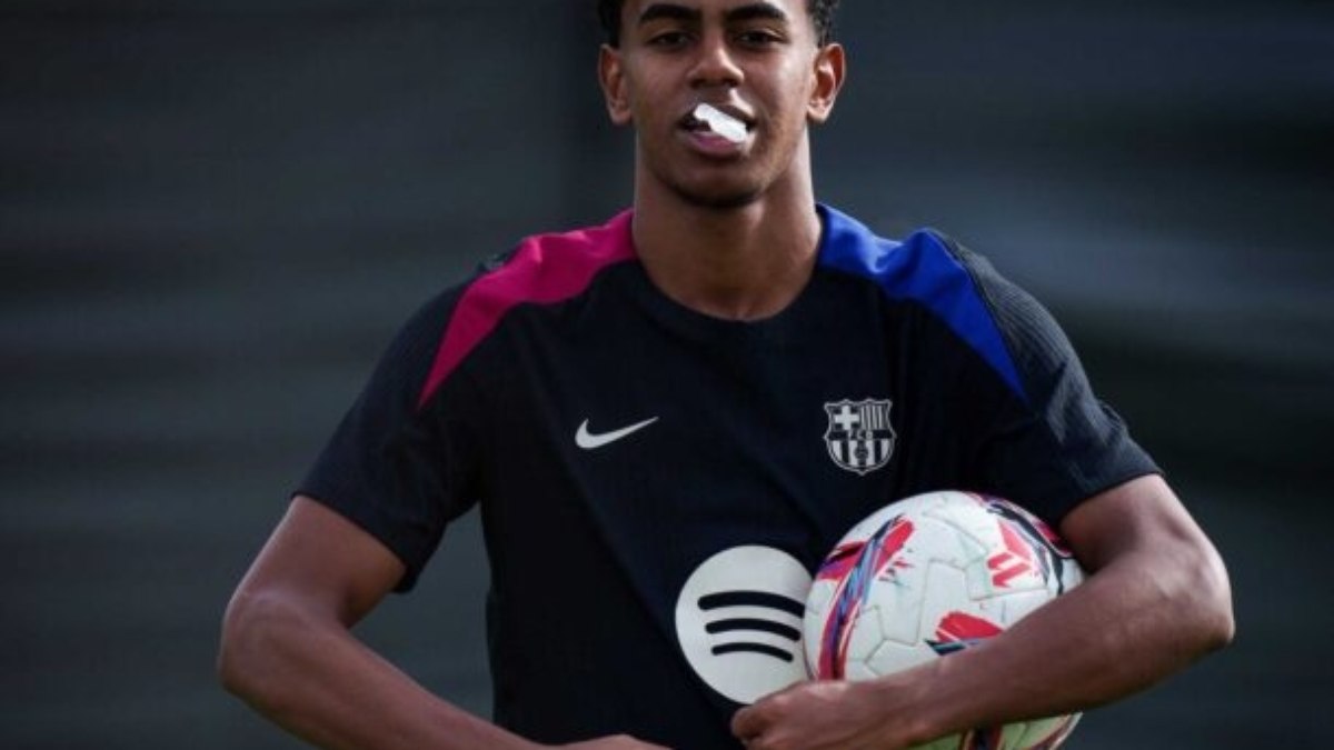 Lamine Yamal desfalca Barcelona e seleção espanhola após lesão no tornozelo Lamine Yamal desfalca Barcelona e seleção espanhola após lesão no tornozelo