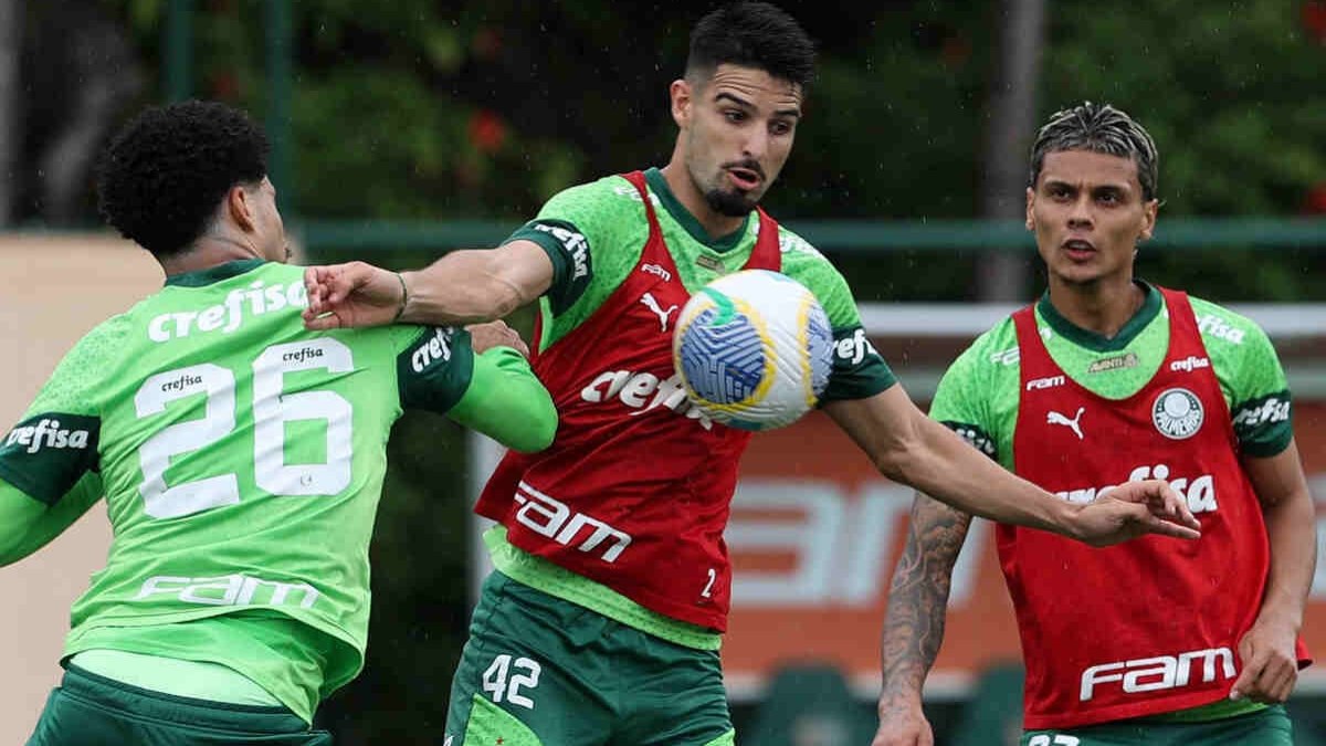 Palmeiras treina e deve ter mudanças no ataque e na defesa contra o Grêmio Palmeiras treina e deve ter mudanças no ataque e na defesa contra o Grêmio