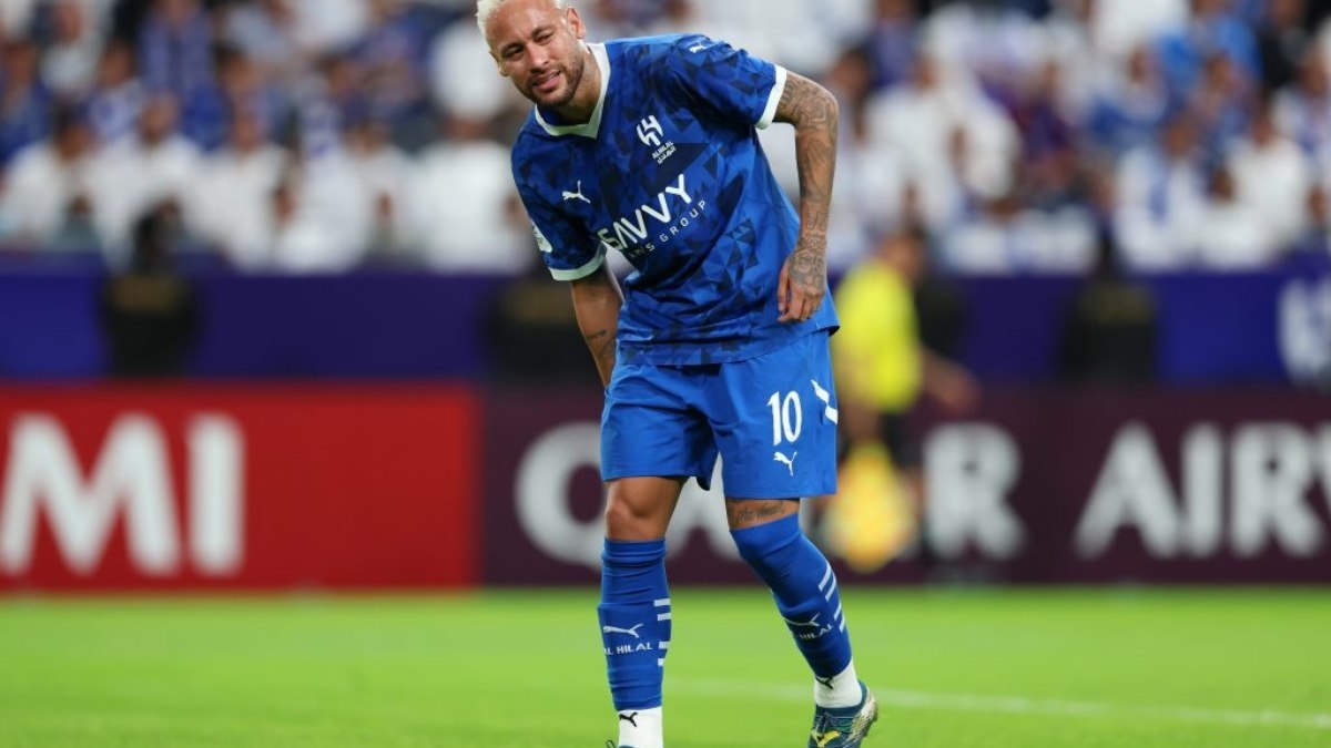 Neymar deixa o campo lesionado em jogo do Al Hilal pela Champions da Ásia Neymar deixa o campo lesionado em jogo do Al Hilal pela Champions da Ásia