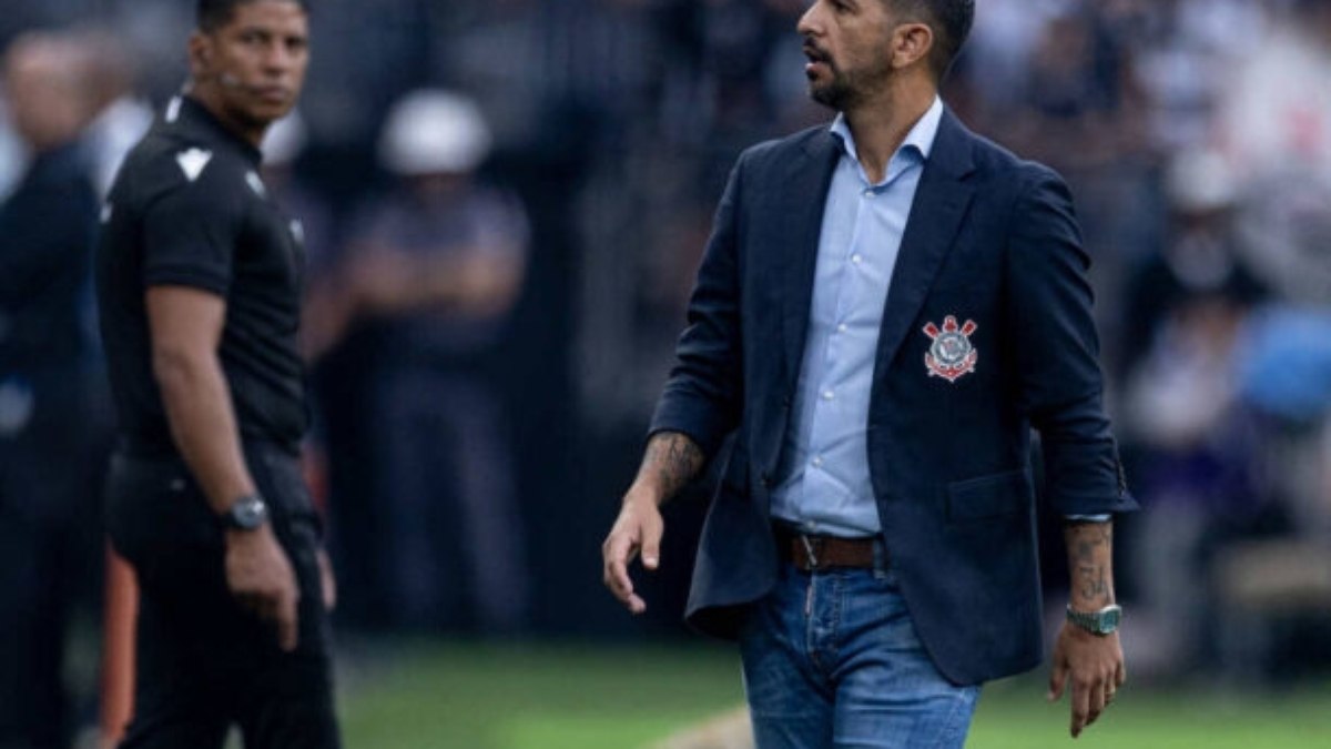 Emiliano Díaz enaltece elenco do Corinthians após vitória no Dérbi Emiliano Díaz enaltece elenco do Corinthians após vitória no Dérbi