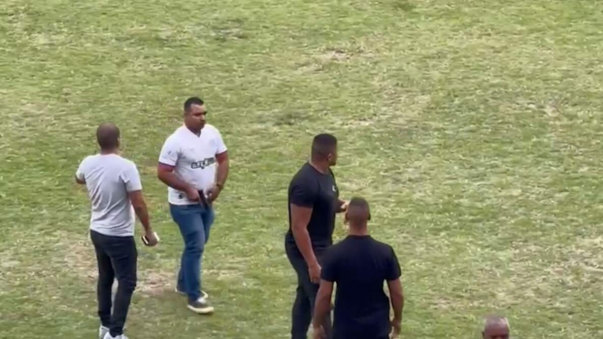 Jogo da Quarta Divisão do Rio tem invasão de campo e homem armado Jogo da Quarta Divisão do Rio tem invasão de campo e homem armado