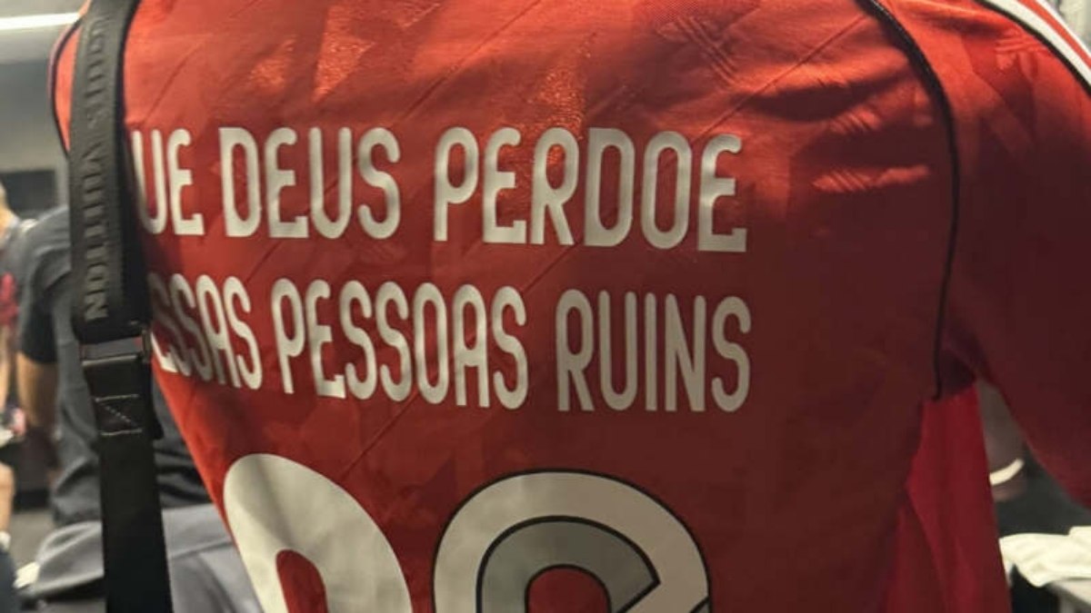 Flamengo pune funcionário por foto de Gabigol usando camisa com frase de Adriano Flamengo pune funcionário por foto de Gabigol usando camisa com frase de Adriano