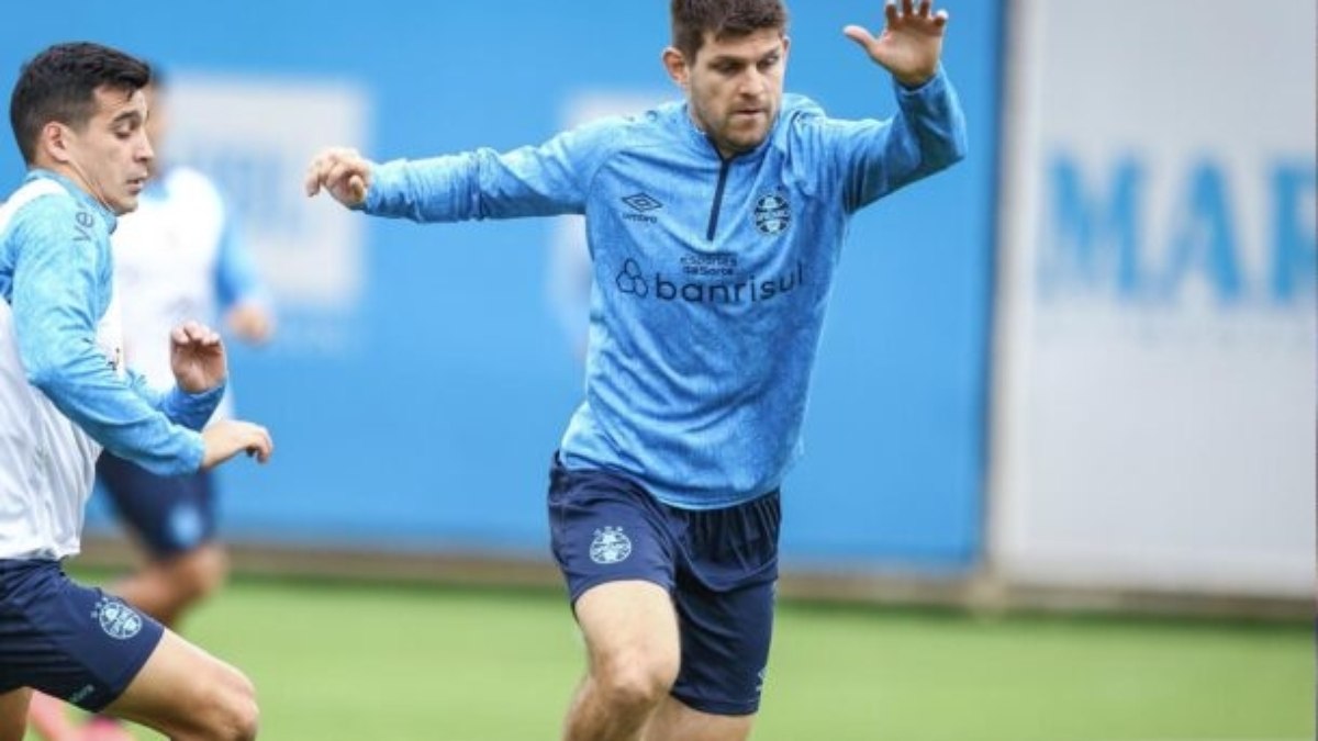 Ainda ausente no Grêmio, Kannemann reclama de dores no quadril e preocupa Ainda ausente no Grêmio, Kannemann reclama de dores no quadril e preocupa