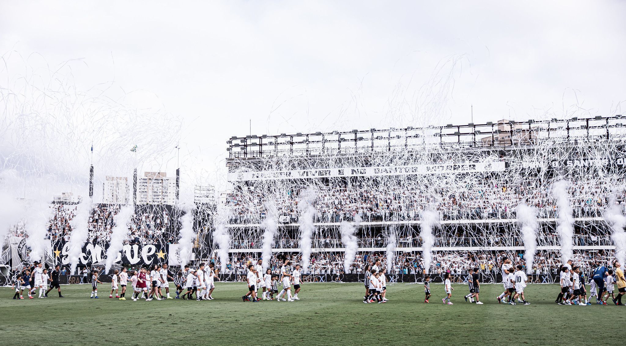 Com festa e protestos, Santos perde para CRB em “jogo do título“ da Série B Com festa e protestos, Santos perde para CRB em “jogo do título“ da Série B