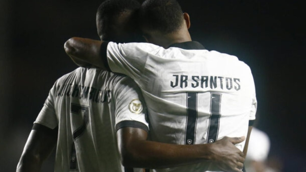 Luiz Henrique chegaria para o lugar de Jr. Santos; Textor bancou os 2 Luiz Henrique chegaria para o lugar de Jr. Santos; Textor bancou os 2