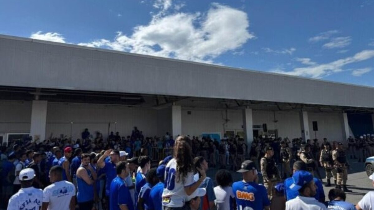Torcedores do Cruzeiro lotam as ruas de BH em apoio antes da decisão da Copa Sul-Americana Torcedores do Cruzeiro lotam as ruas de BH em apoio antes da decisão da Copa Sul-Americana