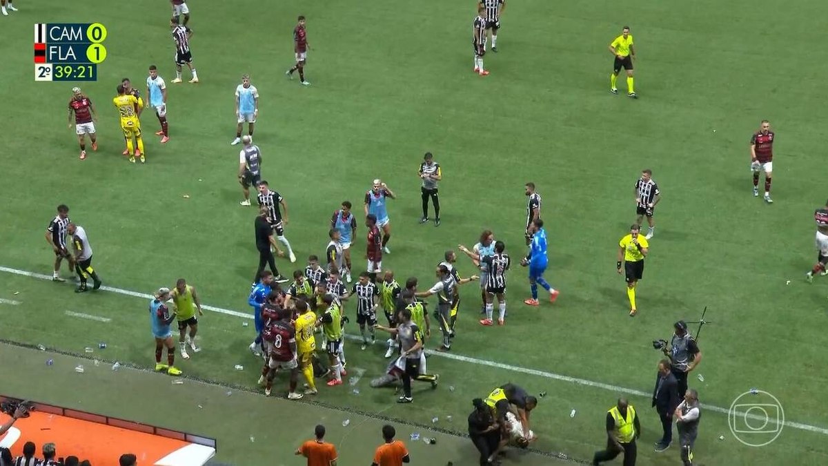 Torcedores do Atlético invadem gramado e atacam seguranças após vice da Copa do Brasil Torcedores do Atlético invadem gramado e atacam seguranças após vice da Copa do Brasil