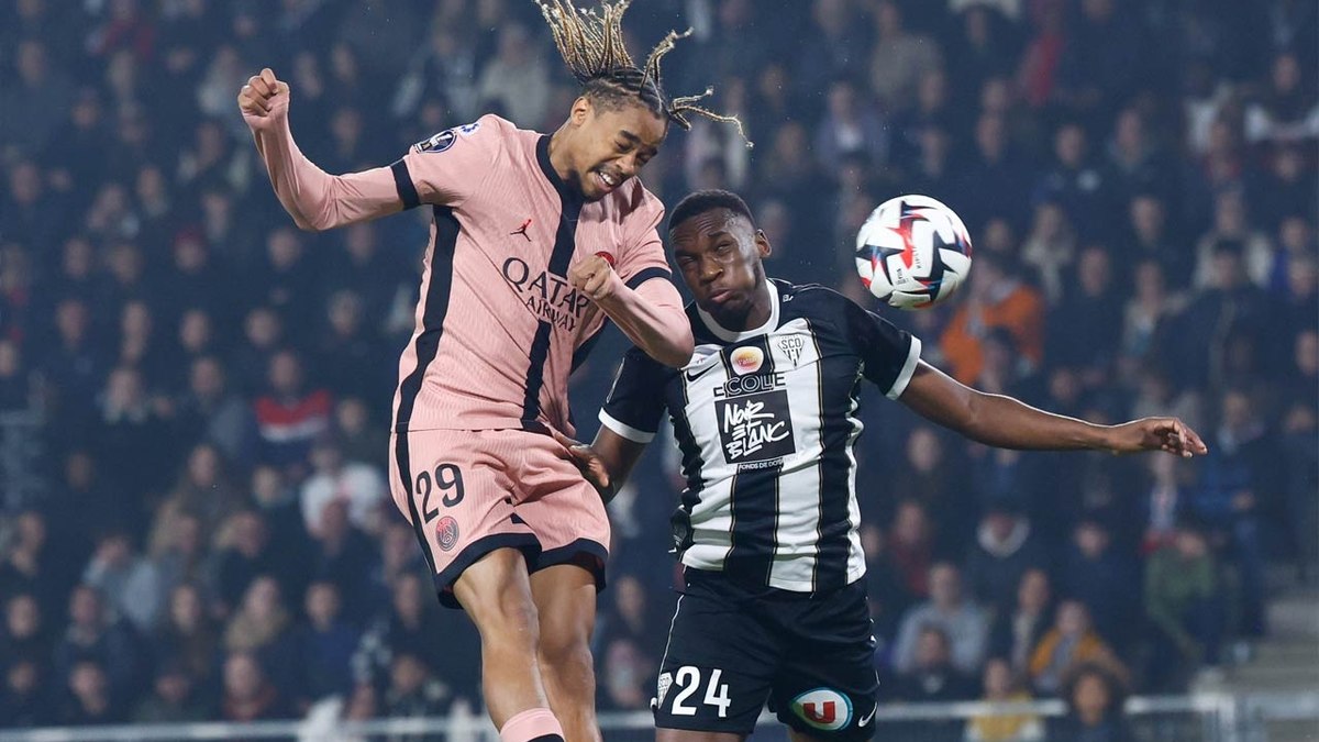 PSG vence pelo Francês, e torcida do Angers faz protesto inusitado