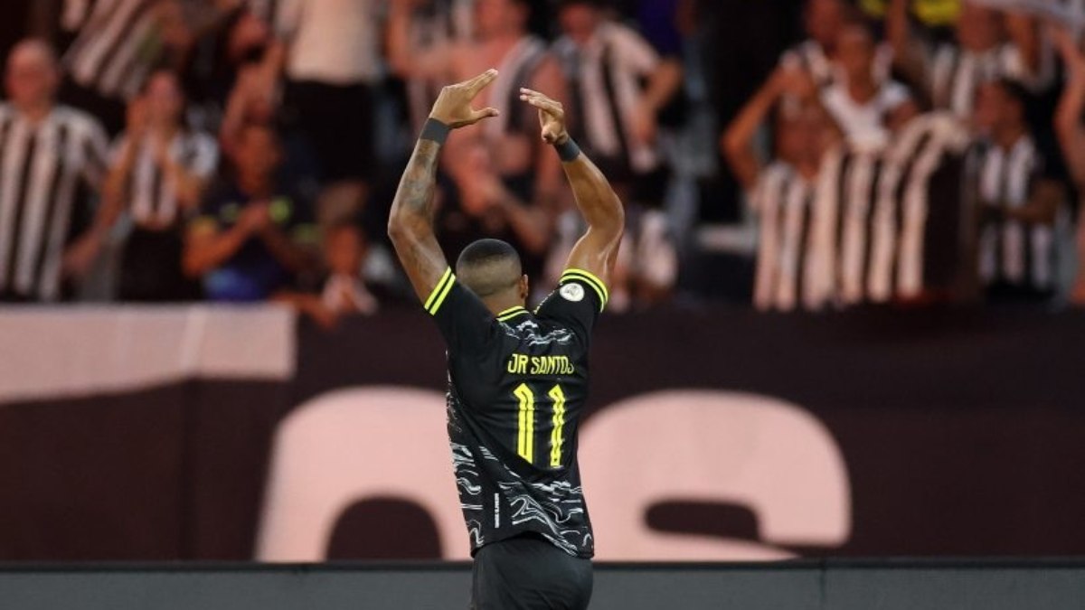 Após voltar marcando, Júnior Santos agradece ao Botafogo: “deu uma estrutura incrível” Após voltar marcando, Júnior Santos agradece ao Botafogo: “deu uma estrutura incrível”