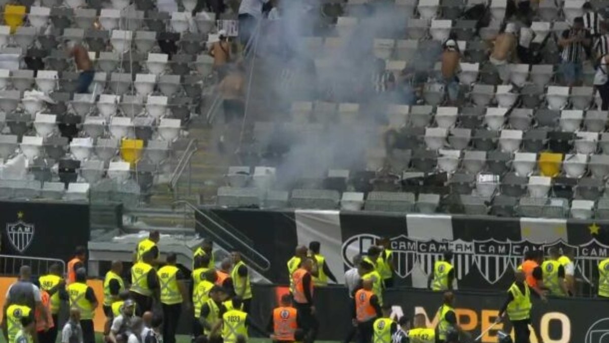 Associação de Repórteres Fotográficos repudia vandalismo de torcida do Atlético-MG Associação de Repórteres Fotográficos repudia vandalismo de torcida do Atlético-MG