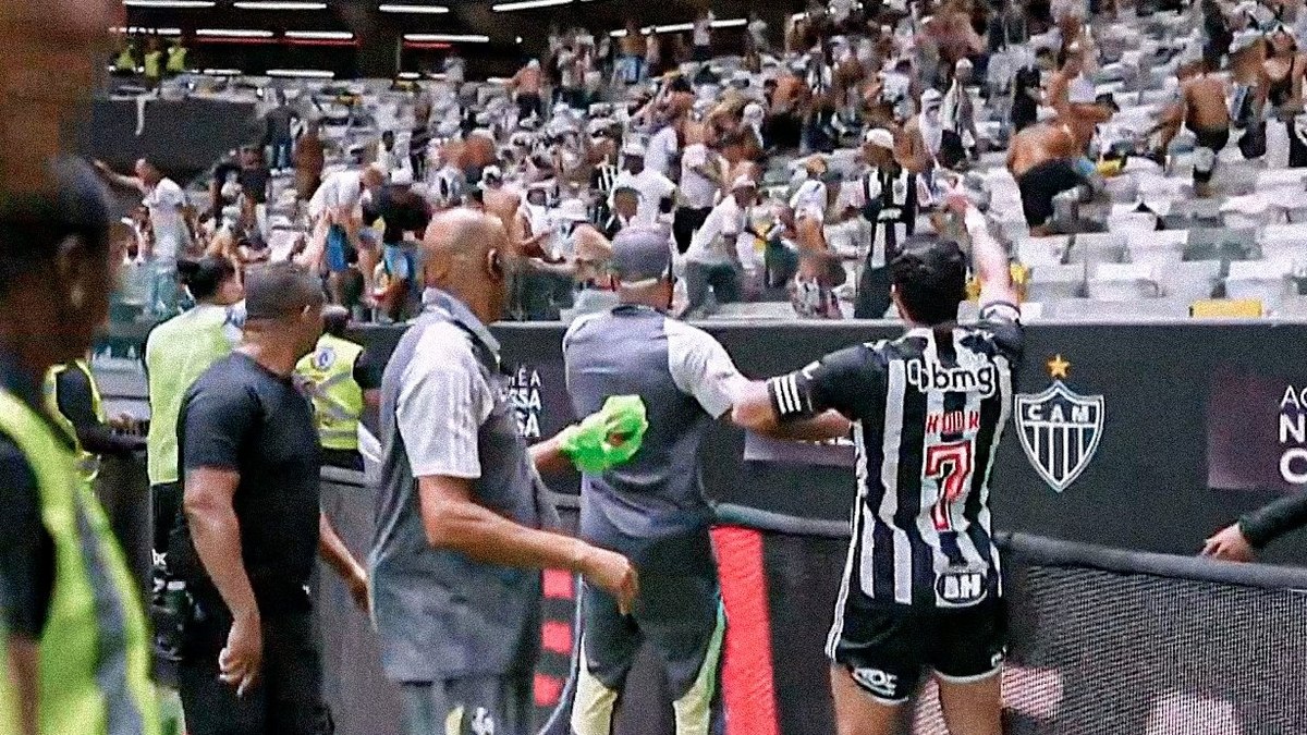 Hulk repreende torcedores do Atlético que tentavam invadir o campo após derrota Hulk repreende torcedores do Atlético que tentavam invadir o campo após derrota
