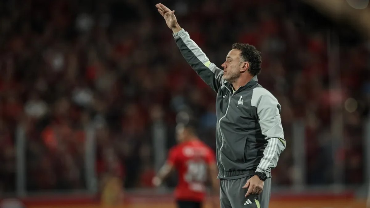Milito demonstra preocupação com momento do Atlético-MG: “Equipe está golpeada” Milito demonstra preocupação com momento do Atlético-MG: “Equipe está golpeada”