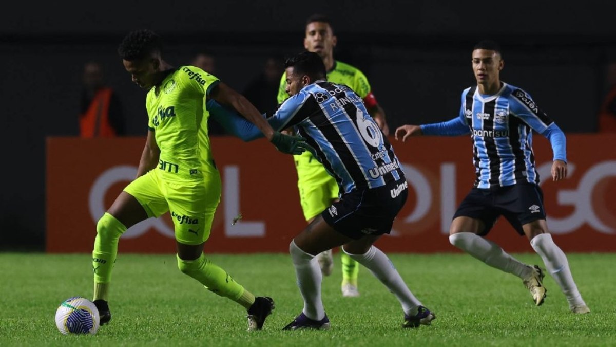 Palmeiras recebe o Grêmio, no Allianz, precisando voltar a vencer, para seguir vivo na luta pelo Tricampeonato Palmeiras recebe o Grêmio, no Allianz, precisando voltar a vencer, para seguir vivo na luta pelo Tricampeonato