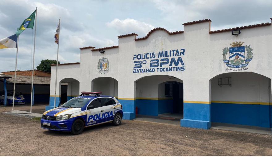 Criança de 8 anos pede ajuda da polícia após ser ameaçada com faca pelo tio Criança de 8 anos pede ajuda da polícia após ser ameaçada com faca pelo tio