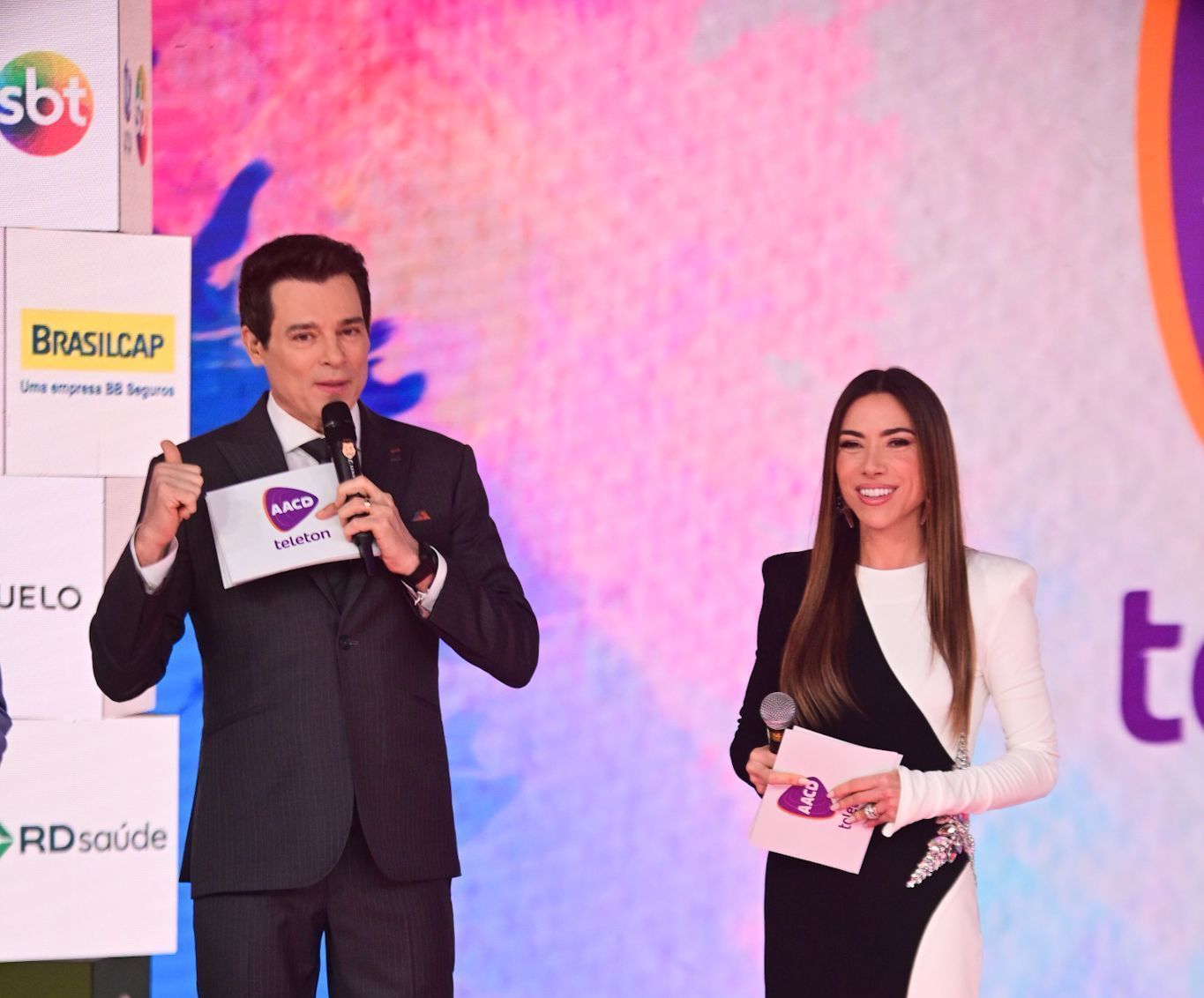 No Teleton, Patrícia Abravanel e Celso Portiolli caem em tanque d’água; assista No Teleton, Patrícia Abravanel e Celso Portiolli caem em tanque d’água; assista