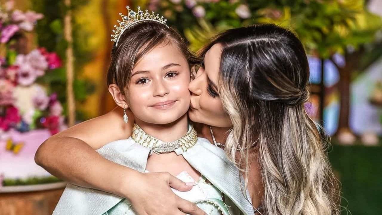 Deolane mostra resultado após filha tirar sobrancelha e cortar cabelo sozinha Deolane mostra resultado após filha tirar sobrancelha e cortar cabelo sozinha