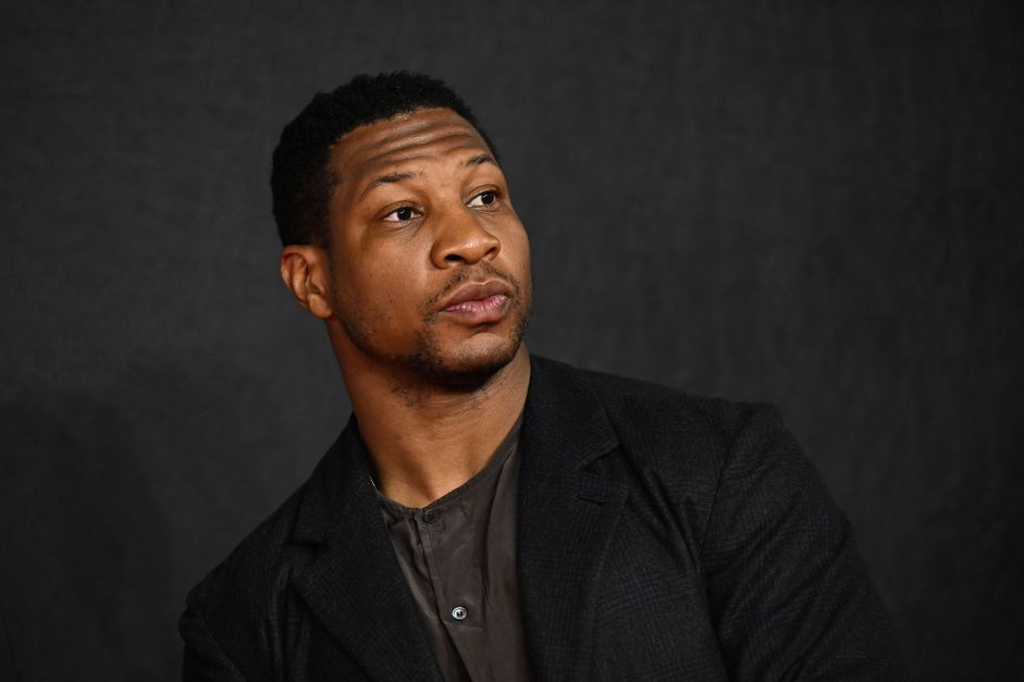 Condenado por agressão e assédio, Jonathan Majors pede namorada em casamento Condenado por agressão e assédio, Jonathan Majors pede namorada em casamento
