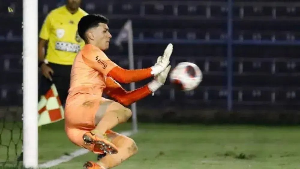 Goleiro da base do Corinthians defende 3 pênaltis em clássico e explica técnica Goleiro da base do Corinthians defende 3 pênaltis em clássico e explica técnica
