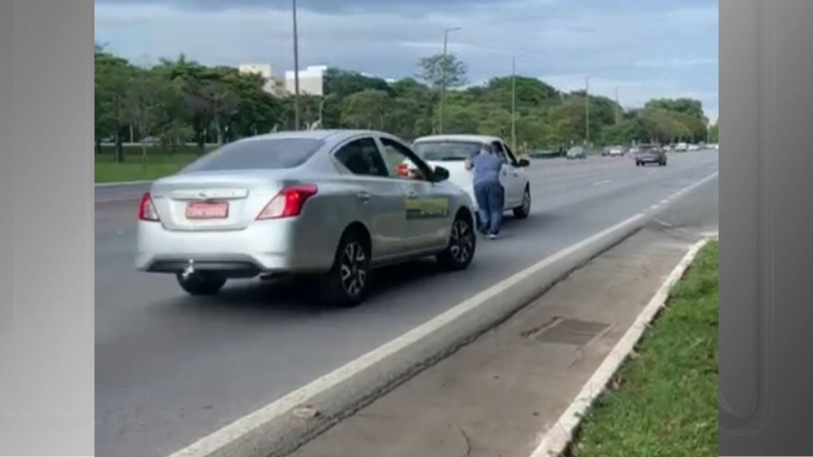 Morre homem que foi atropelado enquanto empurrava carro em via movimentada no DF Morre homem que foi atropelado enquanto empurrava carro em via movimentada no DF