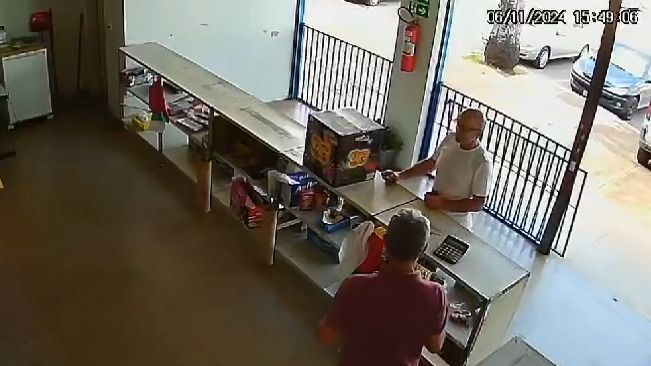 Novas imagens mostram homem-bomba comprando fogos de artifício em loja Novas imagens mostram homem-bomba comprando fogos de artifício em loja