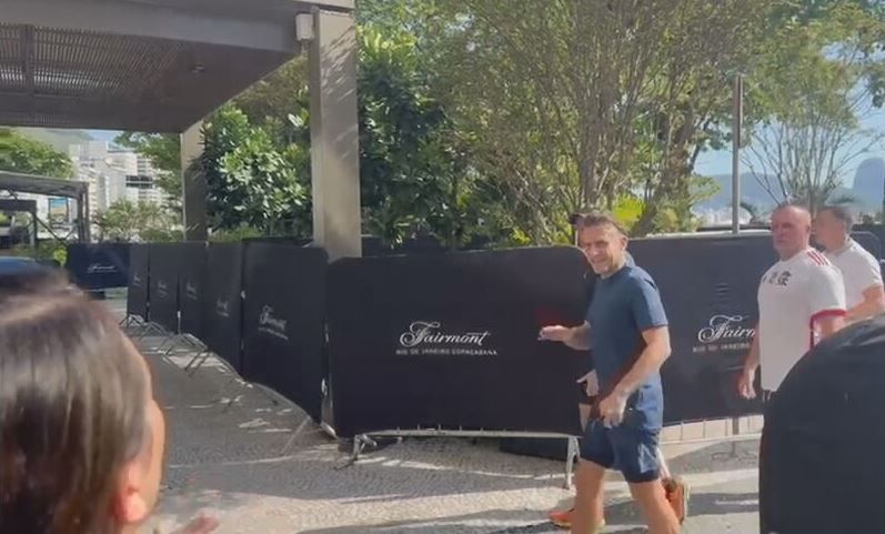 Macron faz corrida em praia na zona sul do Rio Macron faz corrida em praia na zona sul do Rio