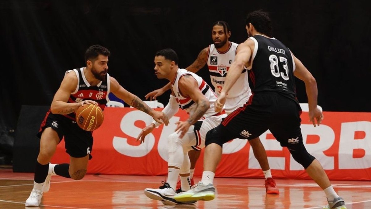 FlaBasquete cai diante do São Paulo em jogo disputado no NBB, mas se mantém em primeiro FlaBasquete cai diante do São Paulo em jogo disputado no NBB, mas se mantém em primeiro