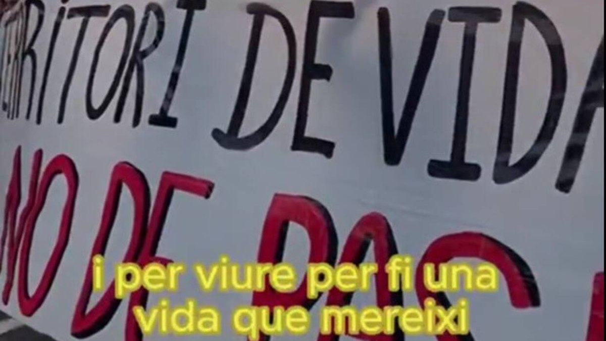 Piqué tem casa vandalizada em meio a protestos na Catalunha Piqué tem casa vandalizada em meio a protestos na Catalunha