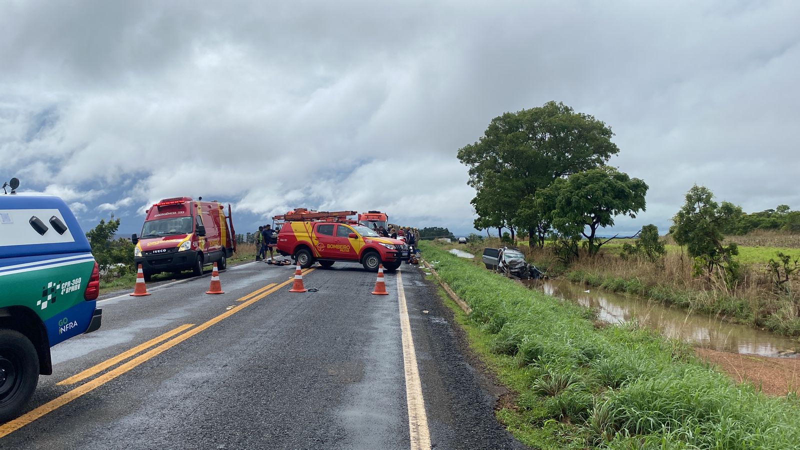 Colisão entre veículos de passeio deixa 6 feridos e 2 mortos em rodovia de Caldas Novas Colisão entre veículos de passeio deixa 6 feridos e 2 mortos em rodovia de Caldas Novas