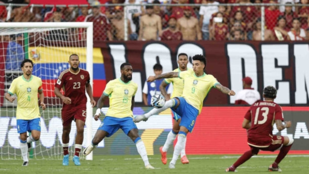 Gerson é baixa em treino da Seleção Brasileira Gerson é baixa em treino da Seleção Brasileira