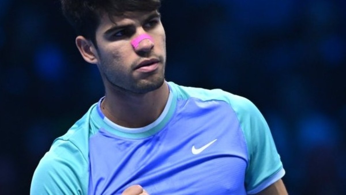 Alcaraz se recupera, derrota Rublev e se mantém vivo no ATP Finals Alcaraz se recupera, derrota Rublev e se mantém vivo no ATP Finals