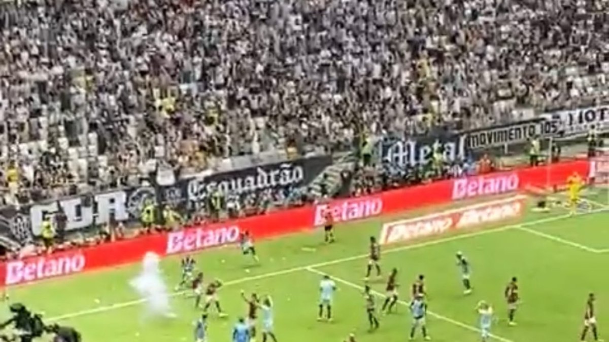Torcida do Atlético arremessa bombas e objetos em campo Torcida do Atlético arremessa bombas e objetos em campo