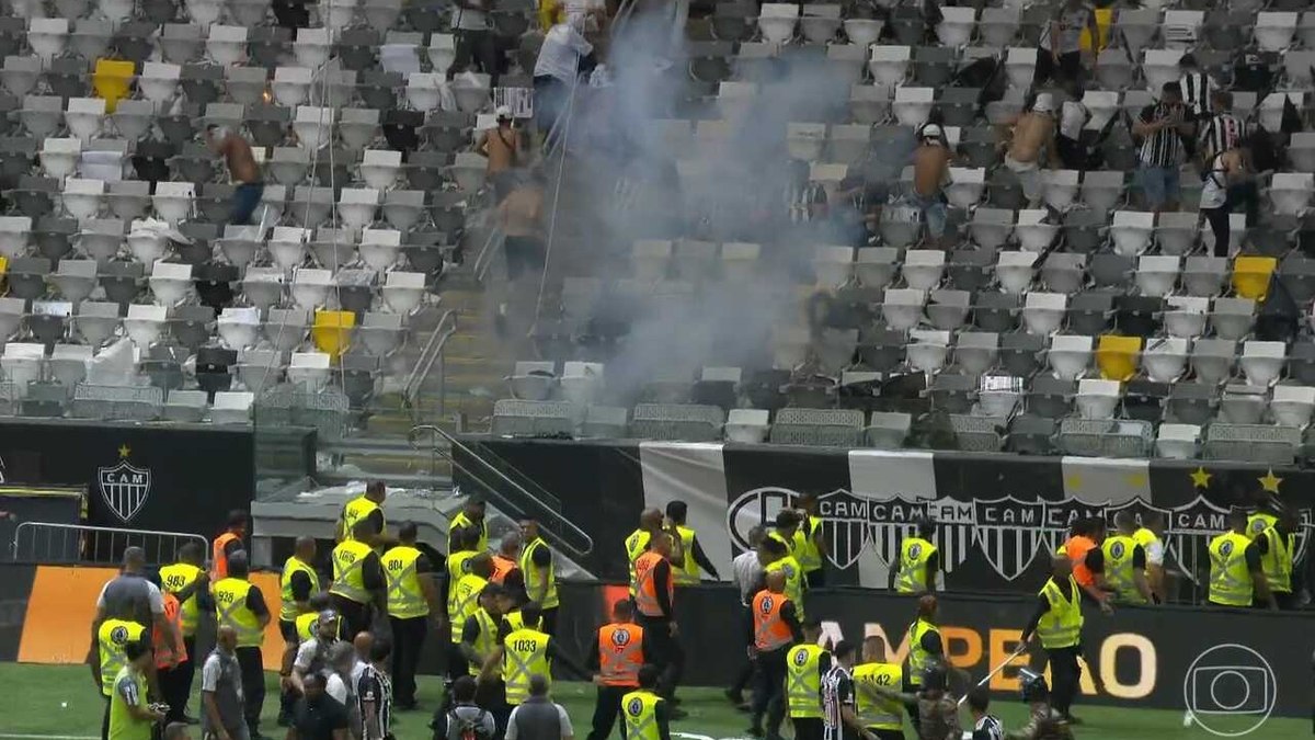 Fotógrafo vítima de bomba na Arena MRV recebe visita de presidente do Atlético-MG Fotógrafo vítima de bomba na Arena MRV recebe visita de presidente do Atlético-MG