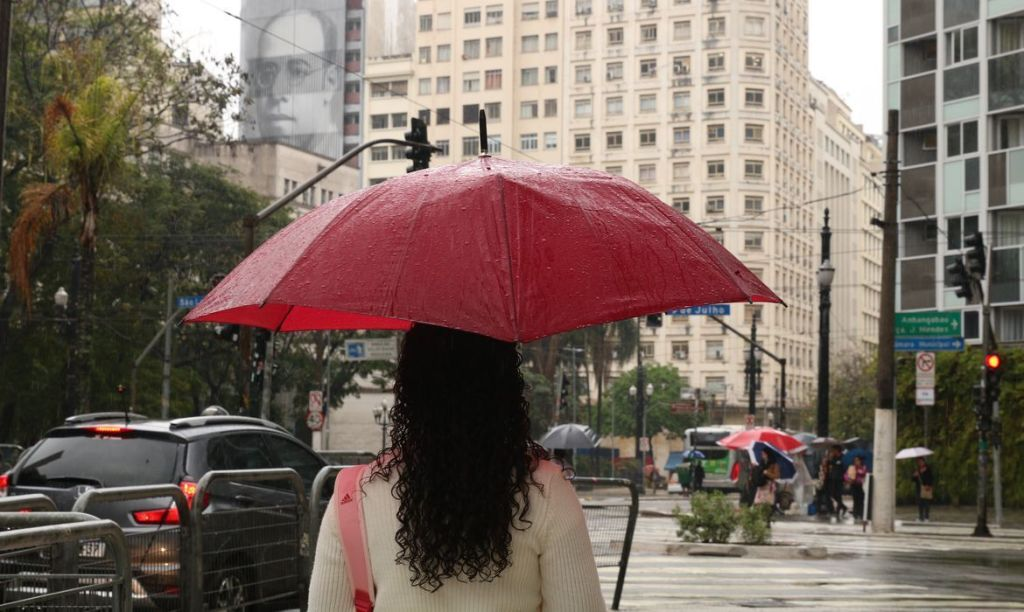 Novembro deve ser de calor e chuva pelo país, diz meteorologista à CNN Novembro deve ser de calor e chuva pelo país, diz meteorologista à CNN