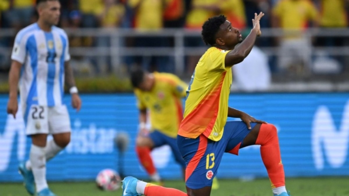 Juventus confirma grave lesão no joelho do colombiano Juan Cabal Juventus confirma grave lesão no joelho do colombiano Juan Cabal