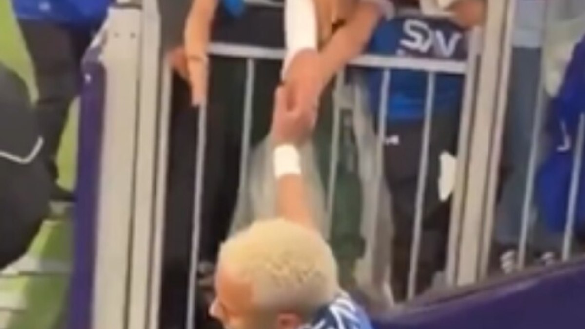 Neymar nega que teve anel furtado por torcedores Neymar nega que teve anel furtado por torcedores