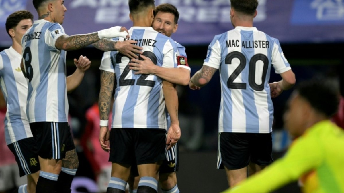 Lautaro Martínez faz golaço e mantém Argentina na liderança das Eliminatórias Lautaro Martínez faz golaço e mantém Argentina na liderança das Eliminatórias