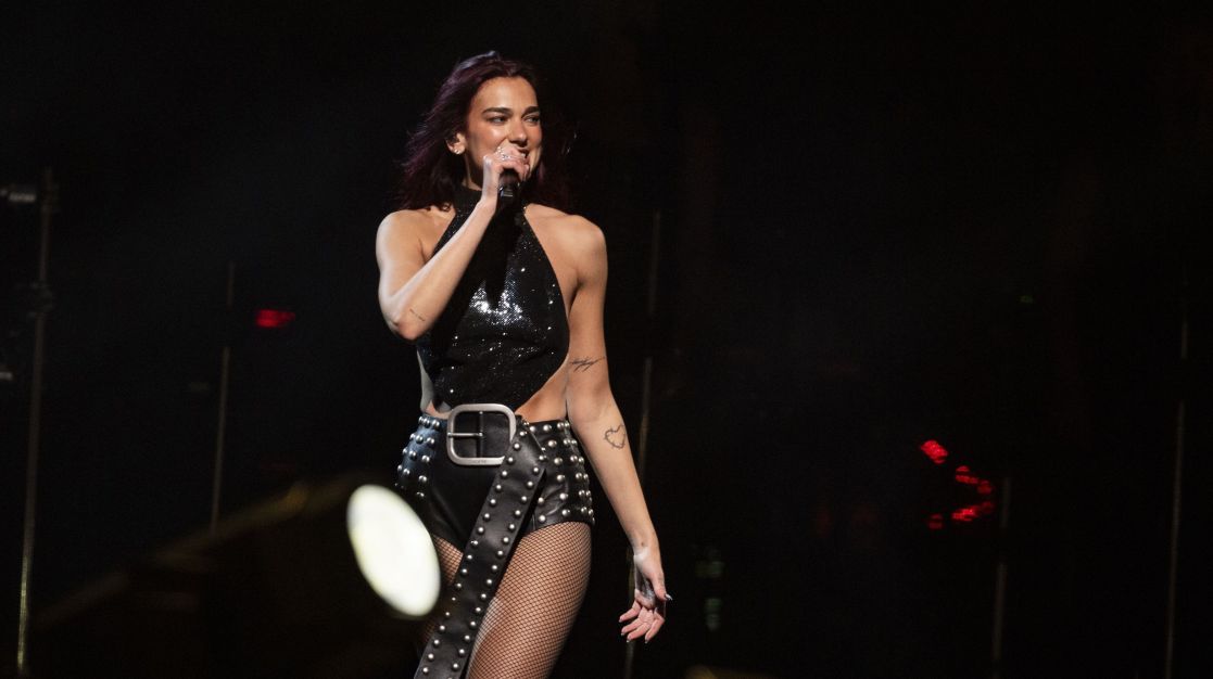 Dua Lipa anuncia lançamento de álbum ao vivo para o próximo mês; confira Dua Lipa anuncia lançamento de álbum ao vivo para o próximo mês; confira