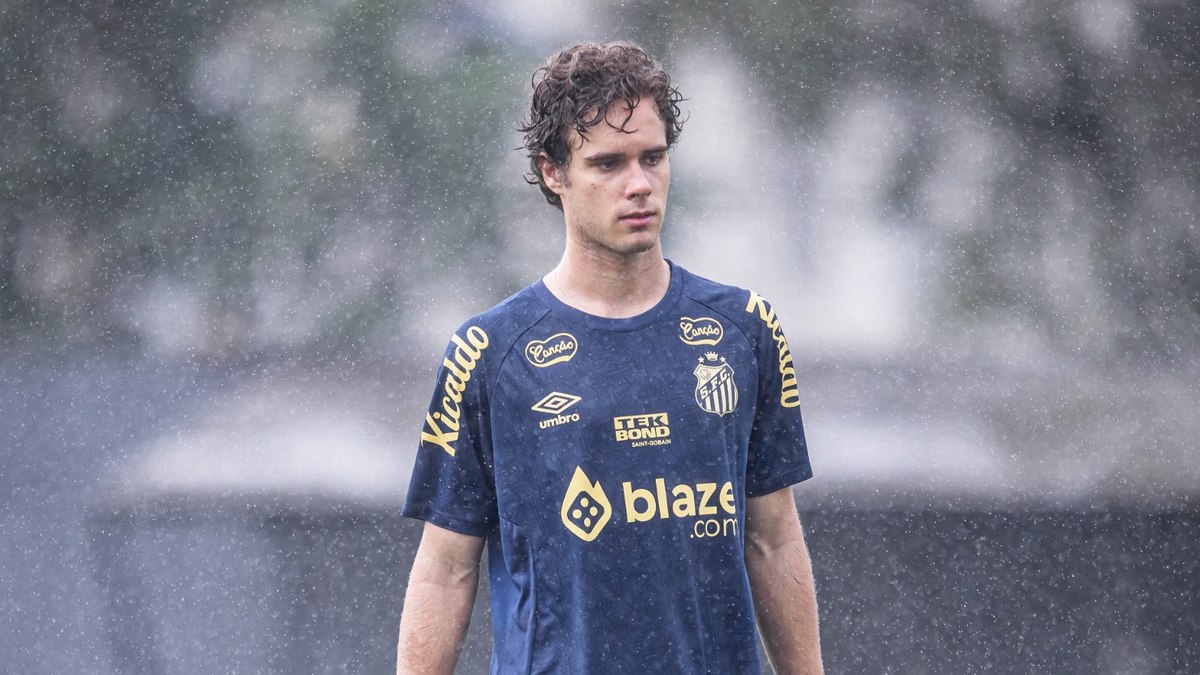 Joia da base do Santos volta a treinar com o profissional após se recuperar de lesão Joia da base do Santos volta a treinar com o profissional após se recuperar de lesão