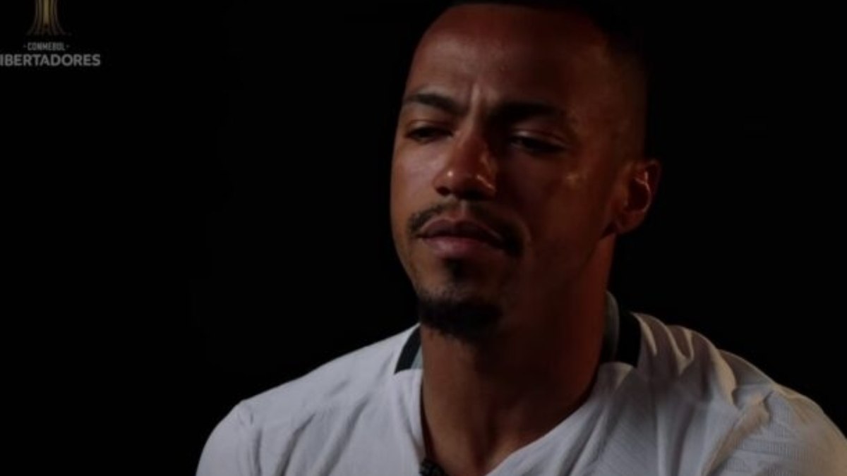 Às vésperas da final da Libertadores, Marlon Freitas se emociona ao lembrar do pai Às vésperas da final da Libertadores, Marlon Freitas se emociona ao lembrar do pai